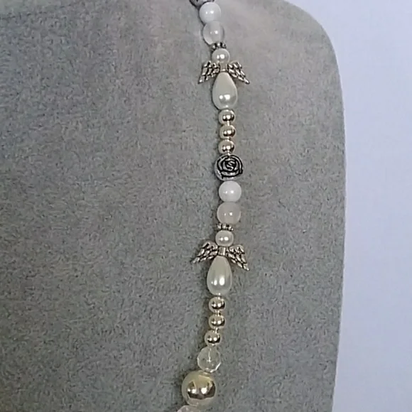 Angel and roses white & silver beaded necklace - Picture 3 of 3